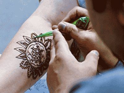 Рисовать хной на руках