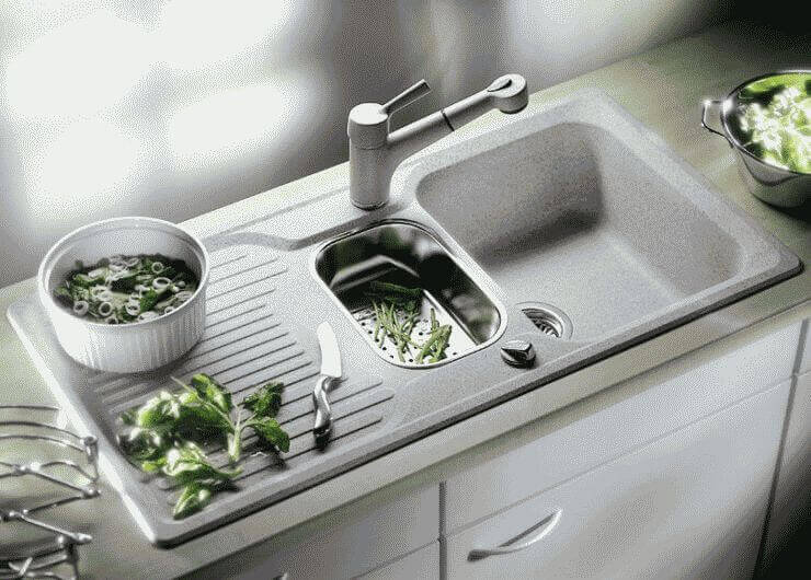 Почистить слив в раковине на кухне домашних условиях
